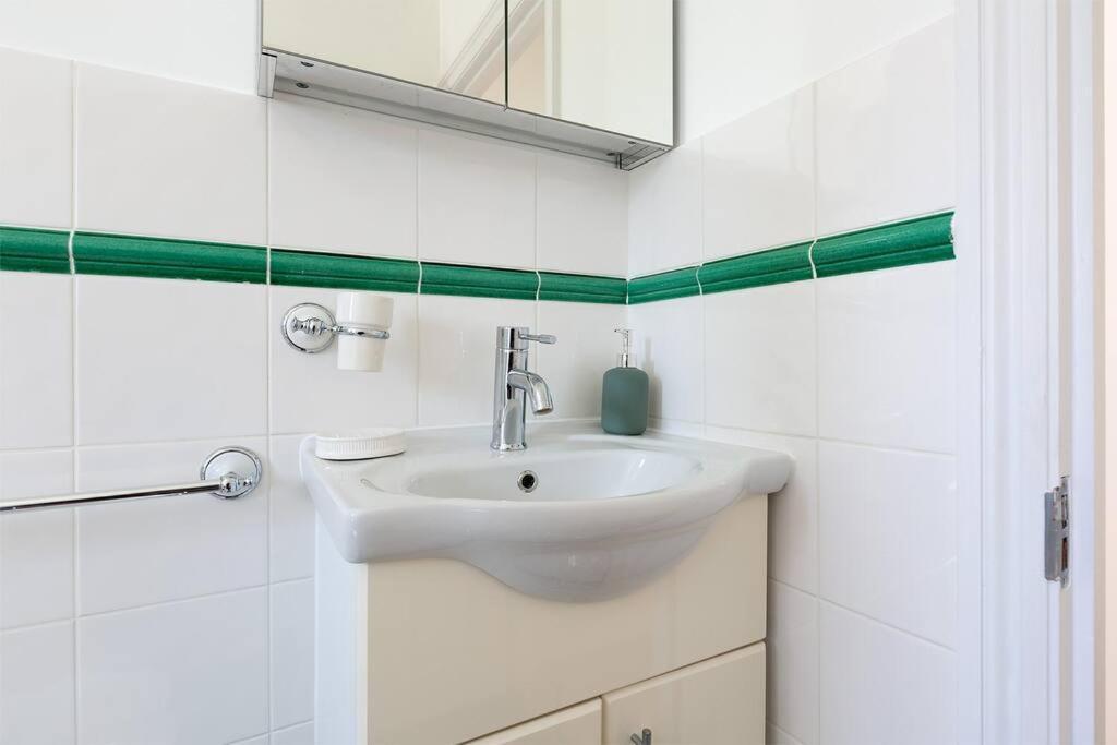 Spacious 3 Bedroom Flat With Terrace London Bagian luar foto