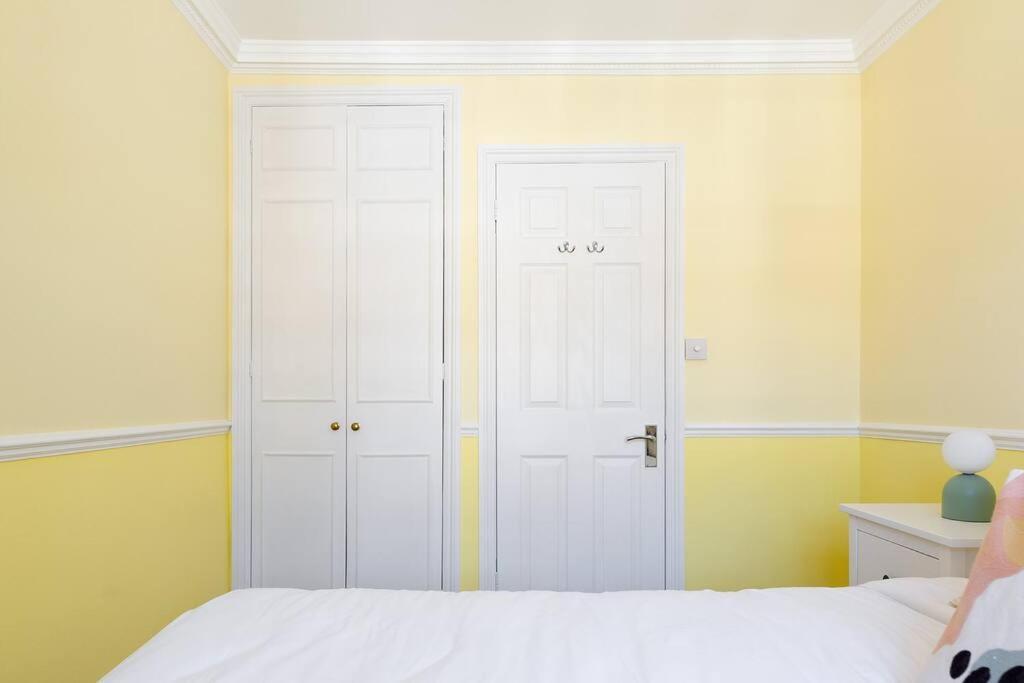 Spacious 3 Bedroom Flat With Terrace London Bagian luar foto