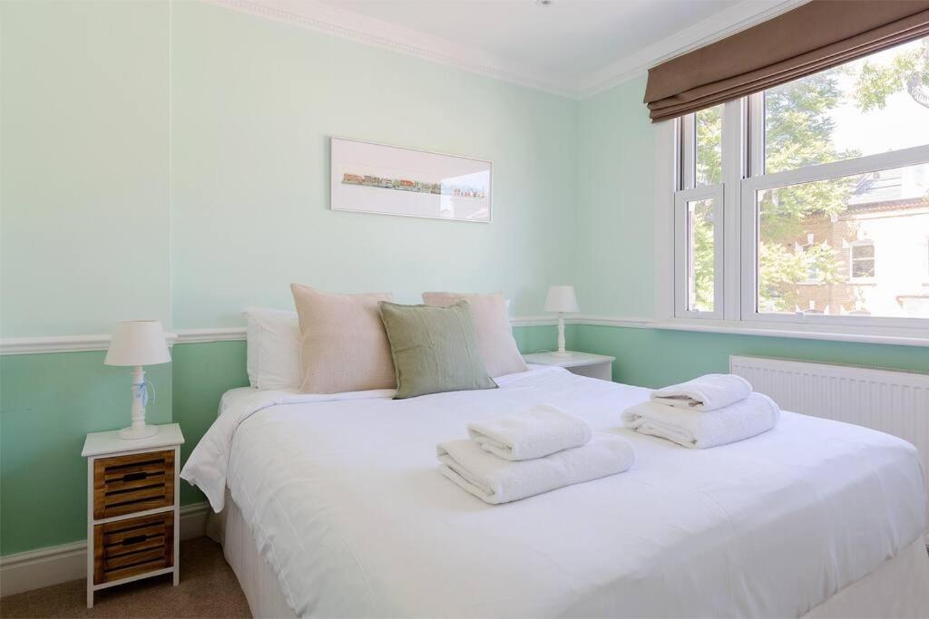 Spacious 3 Bedroom Flat With Terrace London Bagian luar foto