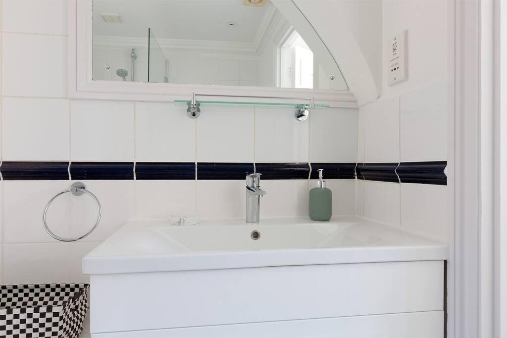 Spacious 3 Bedroom Flat With Terrace London Bagian luar foto