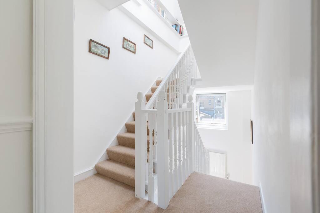 Spacious 3 Bedroom Flat With Terrace London Bagian luar foto